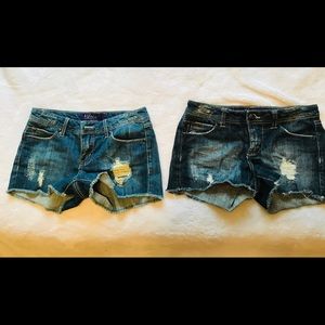 Dark blue jean short shorts.